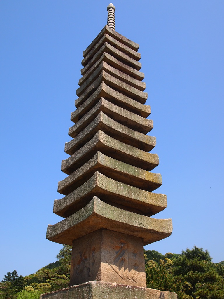 塔島十三重石塔